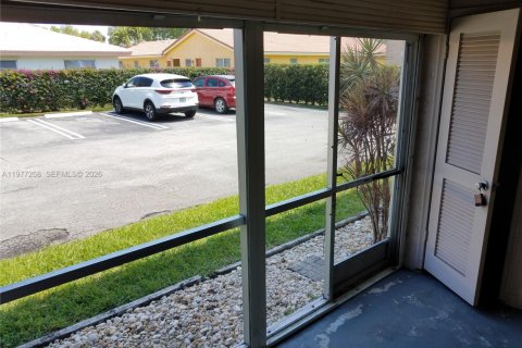 Condo in Coral Springs, Florida, 2 bedrooms № 2041651 - photo 15