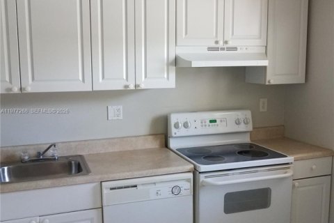 Condo in Coral Springs, Florida, 2 bedrooms № 2041651 - photo 9