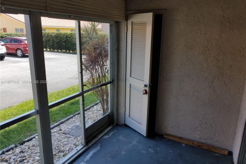 Condo in Coral Springs, Florida, 2 bedrooms № 2041651 - photo 14