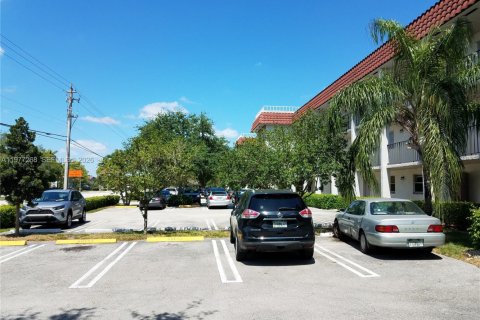 Condo in Coral Springs, Florida, 2 bedrooms № 2041651 - photo 3