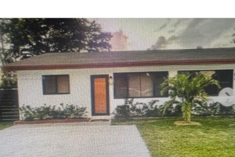 Casa en alquiler en Hallandale Beach, Florida, 3 dormitorios, 188.31 m2 № 1852209 - foto 1