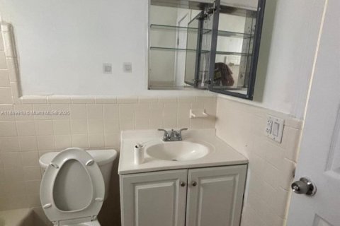 Casa en alquiler en Hallandale Beach, Florida, 3 dormitorios, 188.31 m2 № 1852209 - foto 12