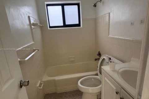 Casa en alquiler en Hallandale Beach, Florida, 3 dormitorios, 188.31 m2 № 1852209 - foto 13