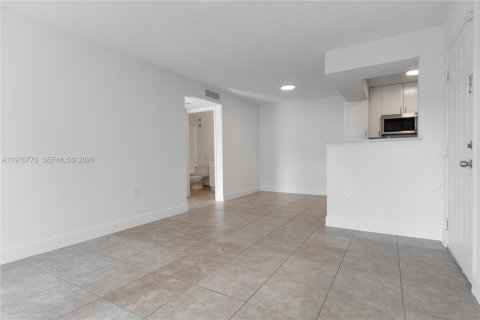 Condo in Miami, Florida, 1 bedroom  № 2031447 - photo 1
