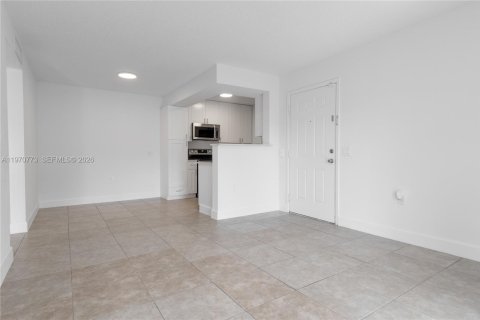 Condo in Miami, Florida, 1 bedroom  № 2031447 - photo 2