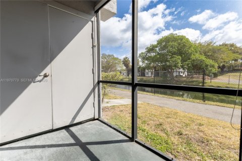 Condo in Miami, Florida, 1 bedroom  № 2031447 - photo 14