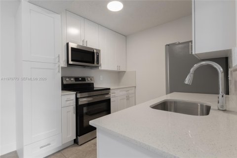 Condo in Miami, Florida, 1 bedroom  № 2031447 - photo 4