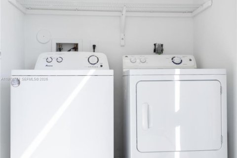 Condo in Miami, Florida, 1 bedroom  № 2031447 - photo 13