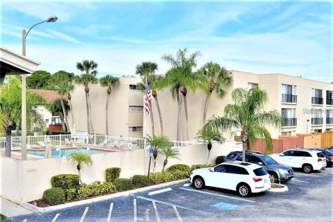 Condo in Sarasota, Florida, 2 bedrooms  № 1644160 - photo 1