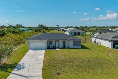 House in Port Charlotte, Florida 4 bedrooms, 151.99 sq.m. № 2221665