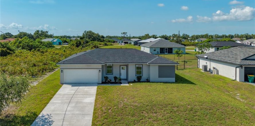 Villa ou maison à Port Charlotte, Floride 4 chambres, 151.99 m2 № 2221665