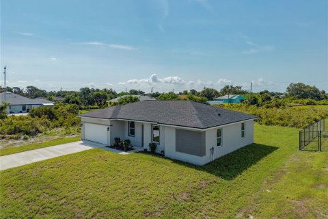 Villa ou maison à vendre à Port Charlotte, Floride: 4 chambres, 151.99 m2 № 2221665 - photo 3