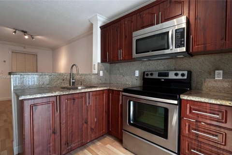 Condo in Miami, Florida, 2 bedrooms  № 1944945 - photo 8