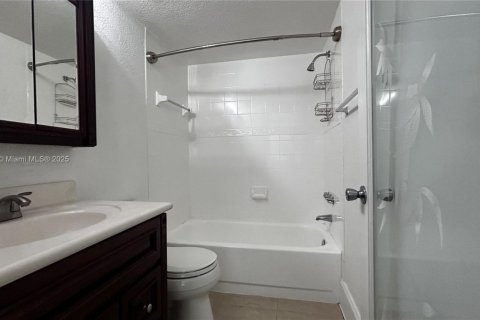 Condo in Miami, Florida, 2 bedrooms  № 1944945 - photo 17
