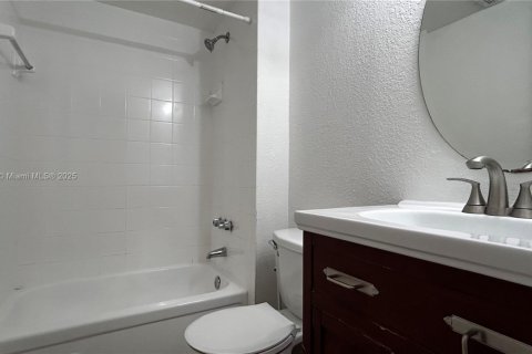 Condo in Miami, Florida, 2 bedrooms  № 1944945 - photo 23