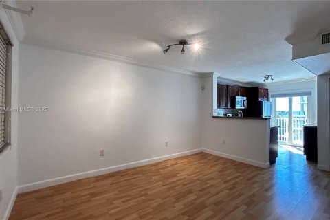 Condo in Miami, Florida, 2 bedrooms  № 1944945 - photo 5