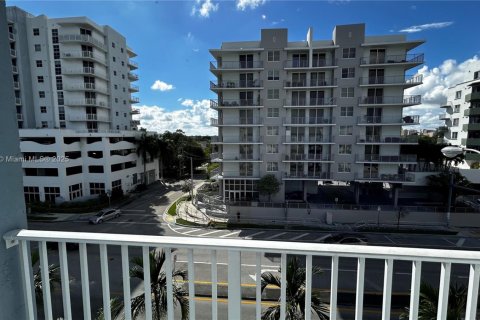 Condo in Miami, Florida, 2 bedrooms  № 1944945 - photo 26