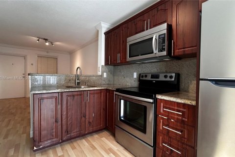 Condo in Miami, Florida, 2 bedrooms  № 1944945 - photo 9