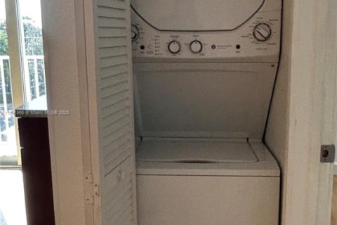Condo in Miami, Florida, 2 bedrooms  № 1944945 - photo 11