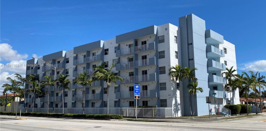Condo in Miami, Florida, 2 bedrooms № 1944945
