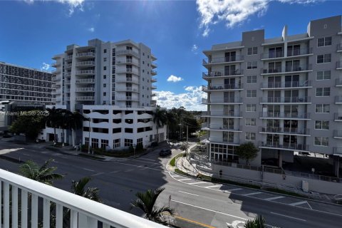 Condo in Miami, Florida, 2 bedrooms  № 1944945 - photo 25