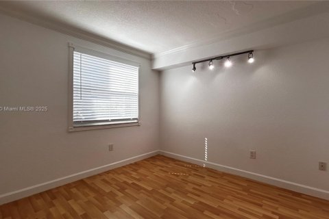 Condo in Miami, Florida, 2 bedrooms  № 1944945 - photo 13