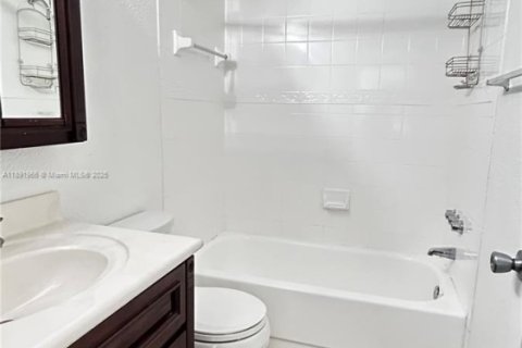 Condo in Miami, Florida, 2 bedrooms  № 1944945 - photo 18
