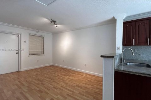 Condo in Miami, Florida, 2 bedrooms  № 1944945 - photo 7