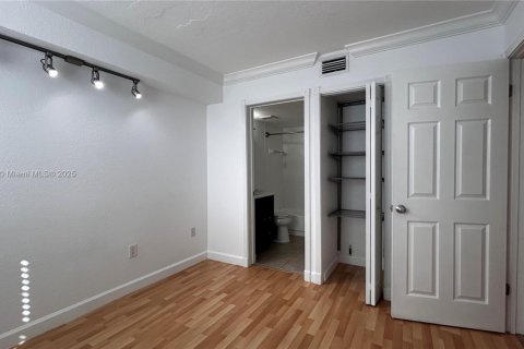 Condo in Miami, Florida, 2 bedrooms  № 1944945 - photo 15