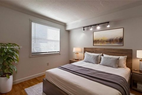 Condo in Miami, Florida, 2 bedrooms  № 1944945 - photo 12