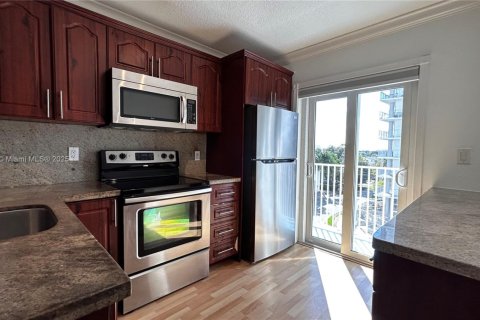 Condo in Miami, Florida, 2 bedrooms  № 1944945 - photo 10