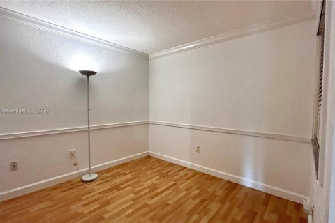Condo in Miami, Florida, 2 bedrooms  № 1944945 - photo 19