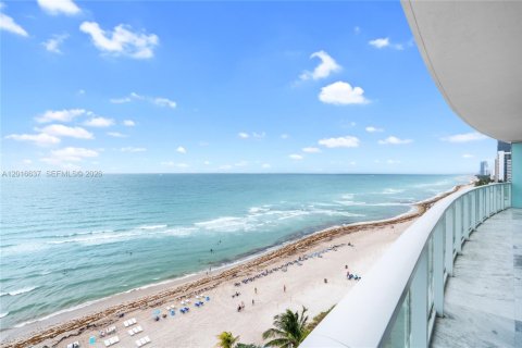 Condo in Hollywood, Florida, 2 bedrooms  № 2189037 - photo 23