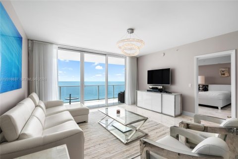 Condo in Hollywood, Florida, 2 bedrooms  № 2189037 - photo 2