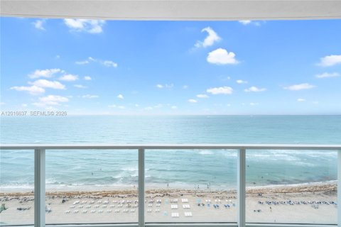Condo in Hollywood, Florida, 2 bedrooms  № 2189037 - photo 21