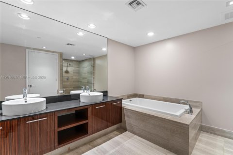 Condo in Hollywood, Florida, 2 bedrooms  № 2189037 - photo 15
