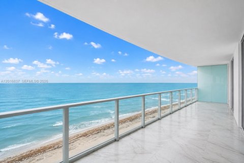 Condo in Hollywood, Florida, 2 bedrooms  № 2189037 - photo 3