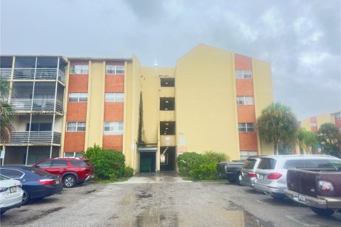 Кондоминиум с 2 спальнями в Лодердейл-Лейкс, Флорида № 2058145