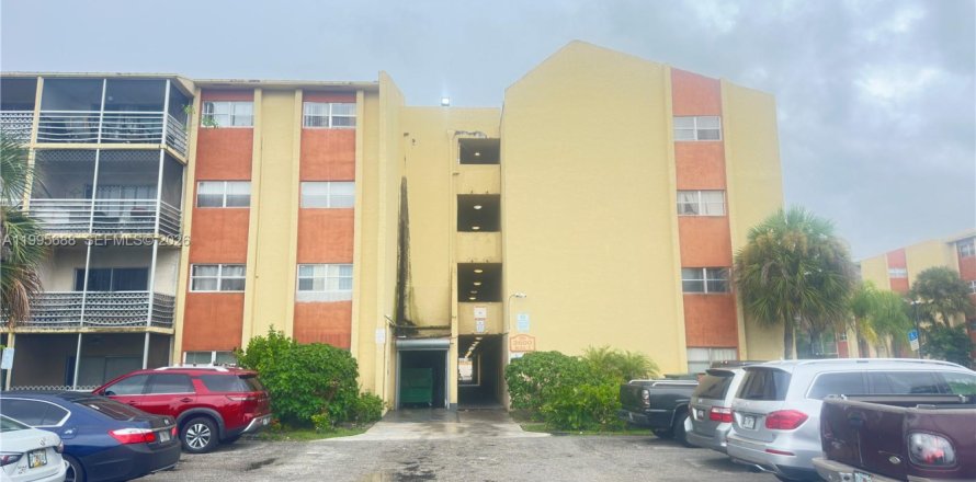 Кондоминиум с 2 спальнями в Лодердейл-Лейкс, Флорида № 2058145