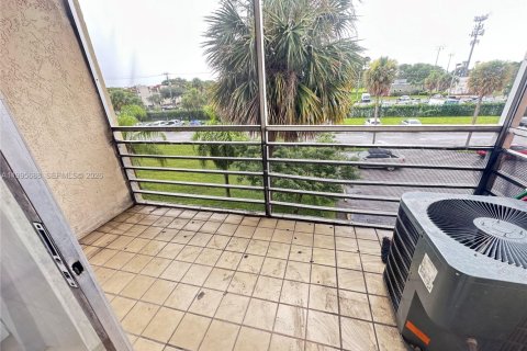 Купить кондоминиум в Лодердейл-Лейкс, Флорида 2 спальни, 102.19м2, № 2058145 - фото 16