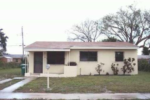 Casa en Miami Gardens, Florida 3 dormitorios, 94.2 m2 № 2379854