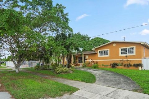 Купить виллу или дом в Майами-Гарденс, Флорида 3 спальни, 245.26м2, № 1952954 - фото 1