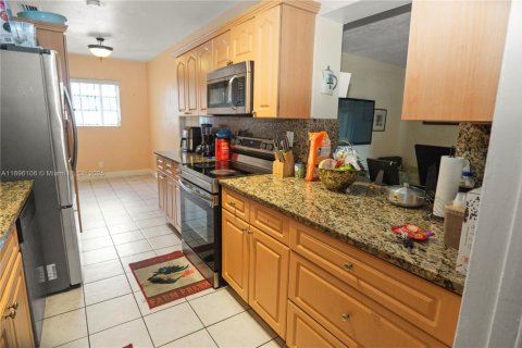 Купить виллу или дом в Майами-Гарденс, Флорида 3 спальни, 245.26м2, № 1952954 - фото 9