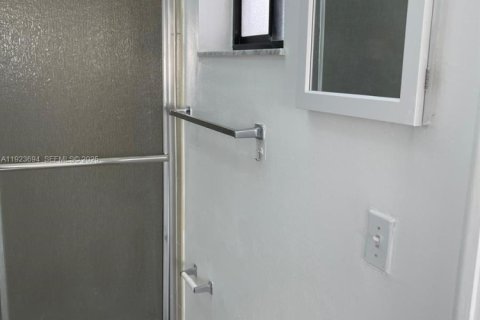 Condominio en alquiler en Miami, Florida, 3 dormitorios, 96.62 m2 № 1986128 - foto 9