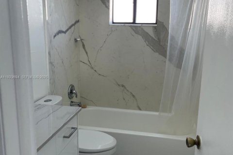 Condominio en alquiler en Miami, Florida, 3 dormitorios, 96.62 m2 № 1986128 - foto 11