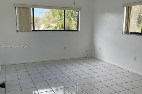 Condominio en alquiler en Miami, Florida, 3 dormitorios, 96.62 m2 № 1986128 - foto 5