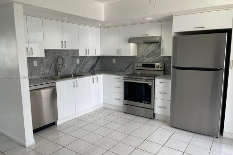Condominio en alquiler en Miami, Florida, 3 dormitorios, 96.62 m2 № 1986128 - foto 2