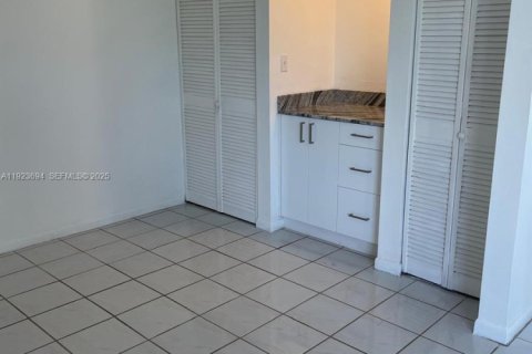 Condominio en alquiler en Miami, Florida, 3 dormitorios, 96.62 m2 № 1986128 - foto 7