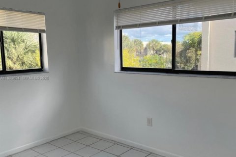 Condominio en alquiler en Miami, Florida, 3 dormitorios, 96.62 m2 № 1986128 - foto 10