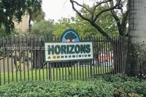 Condominio en alquiler en Miami, Florida, 3 dormitorios, 96.62 m2 № 1986128 - foto 17